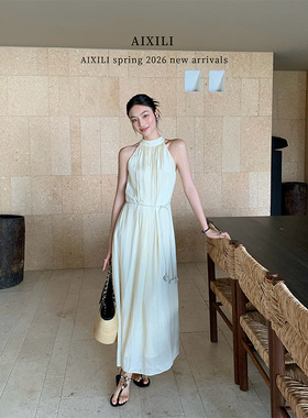 爱西里2026年春季珠光鎏白法式挂脖绑带松弛无袖气质连衣裙女长裙