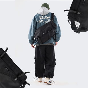 斜挎包男款 邮差包男生学生大容量骑行机能风挎包女 单肩包通勤工装