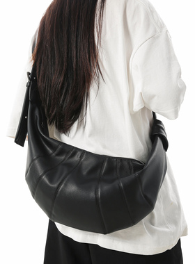 高级感饺子包2026新款休闲斜挎包男女小众可颂牛角包通勤单肩男包