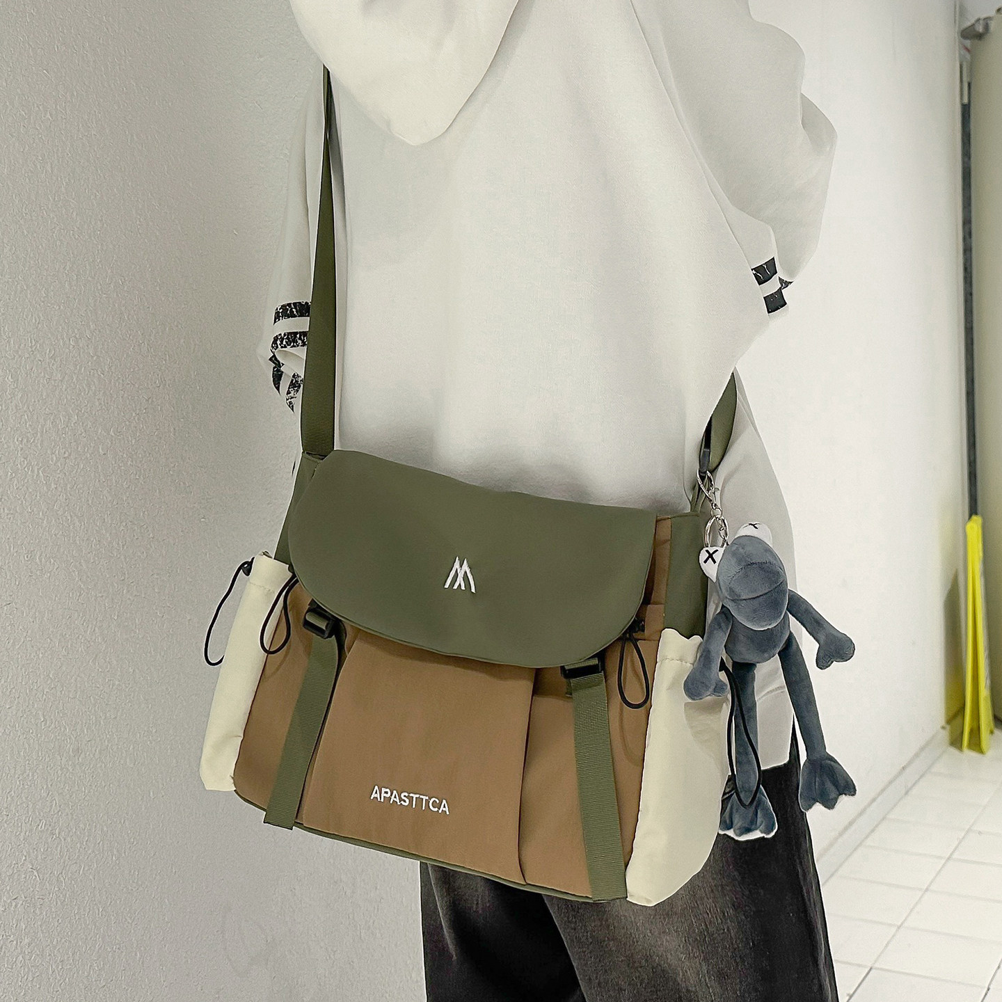 斜挎包男款大容量轻便通勤背包撞色设计感单肩包户外运动旅行挎包