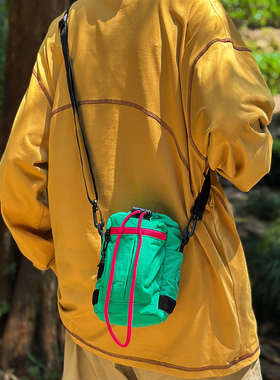 户外运动水杯包小众潮牌抽绳斜挎包出行旅游爬山手机包单肩水壶包