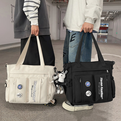 男生学生手拎上课补习袋斜挎包