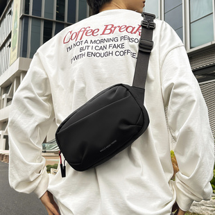 机能斜挎包男款潮牌通勤邮差包运动骑行背包手机包男生胸包单肩包