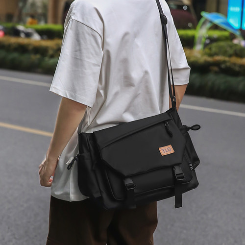 潮牌斜挎包轻便大容量单肩包