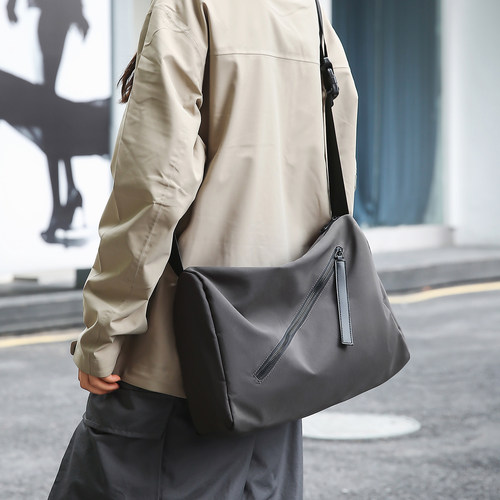 轻便通勤斜挎包运动百搭单肩包