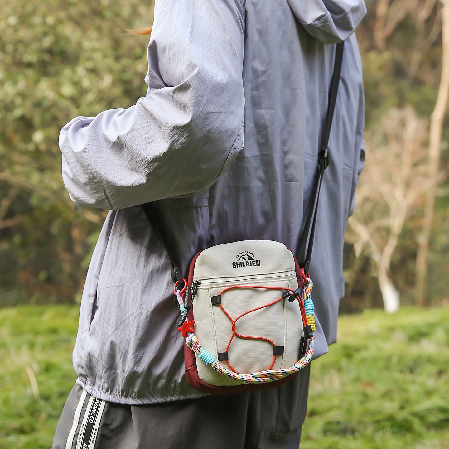 男士斜挎包外出便携包邮差包2026新款女小挎包轻便通勤户外小背包