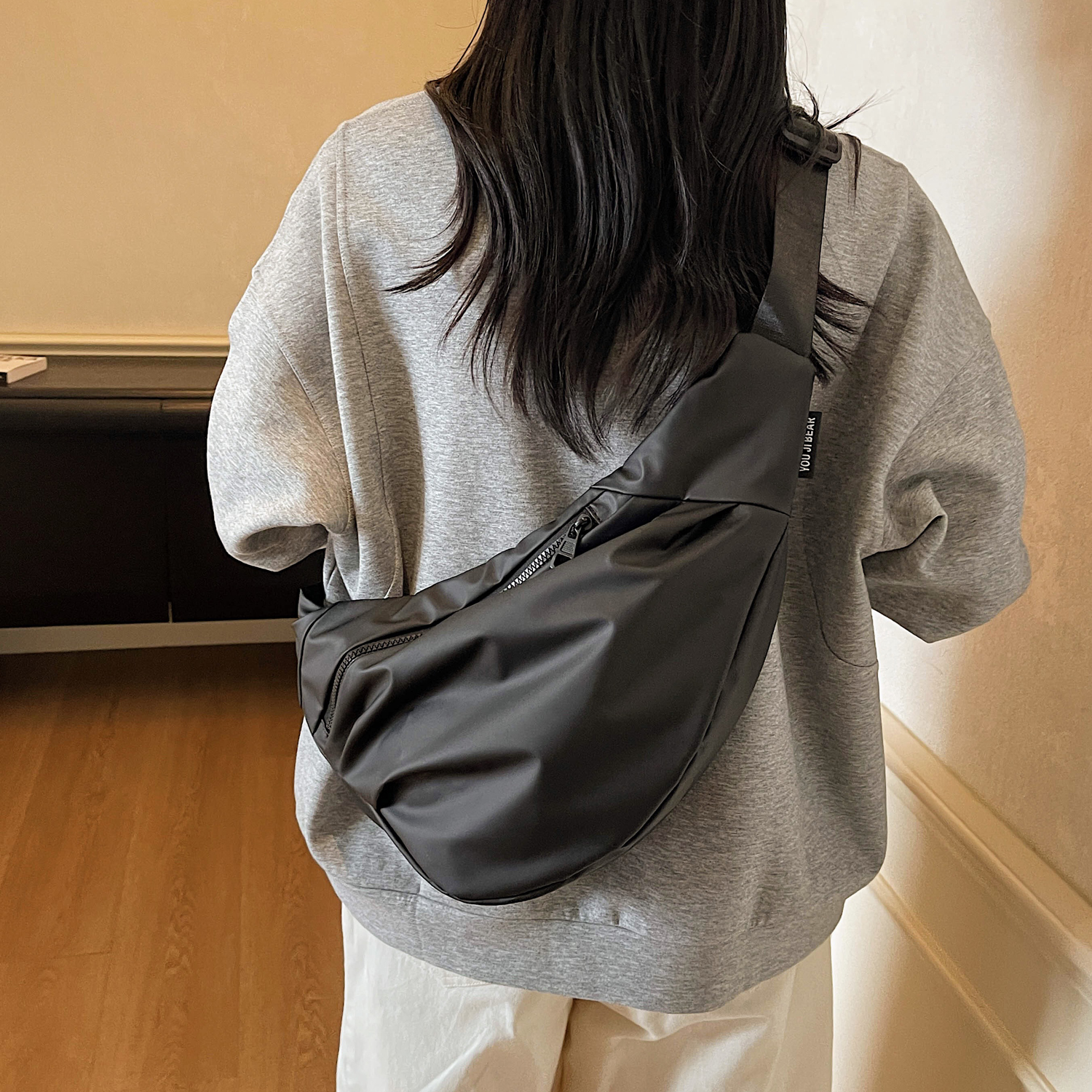 潮牌斜挎饺子包包大容量防水科技布男女同款单肩包时尚潮流通勤包