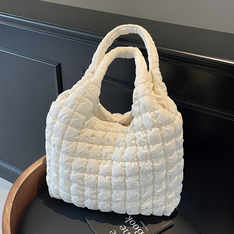 白色今年流行爆款秋冬季羽绒包