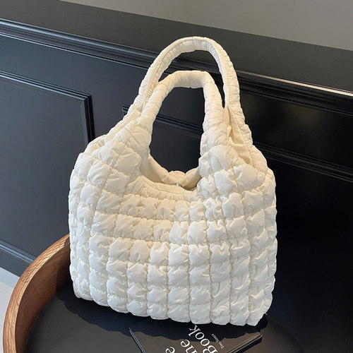 白色今年流行爆款秋冬季羽绒包