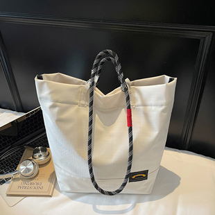 山系攀岩绳大容量手提托特包包女2025新款 通勤轻便防水单肩拉链包