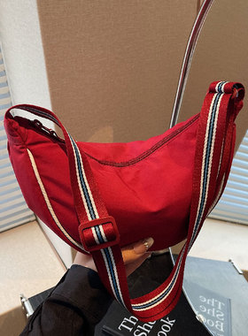 日系斜挎包女休闲轻便饺子包2025新款红色运动外出单肩包百搭通勤