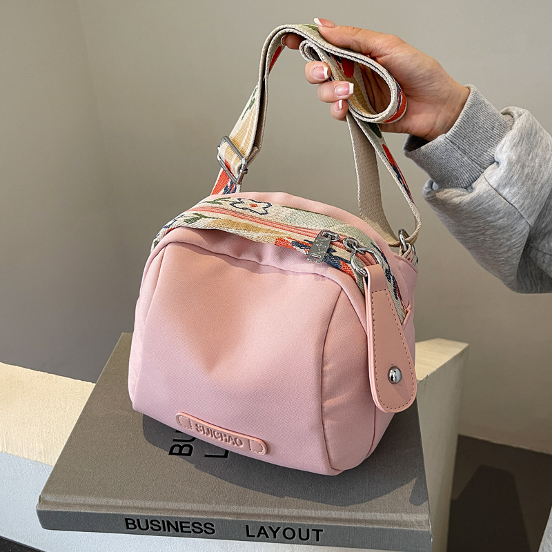 夏季新款斜挎帆布包女2025新款简约宽肩带单肩包生意耐用小贝壳包