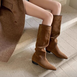 艾模儿2025秋新款女鞋时尚百搭法式牛绒慵懒风尖头皱皱西部长筒靴