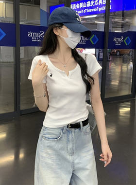 韩系白色v领正肩短袖t恤女夏季2026新款修身刺绣miu系短款小上衣