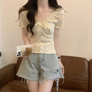 正肩杏色t恤女短袖夏季芭蕾风蝴蝶结木耳边v领修身短款褶皱上衣服