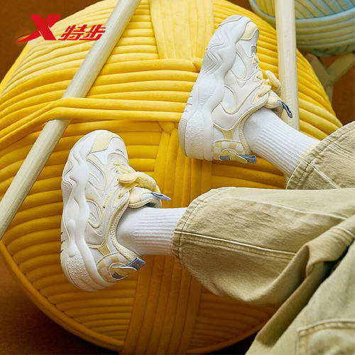 特步板鞋女2025新款厚底增高