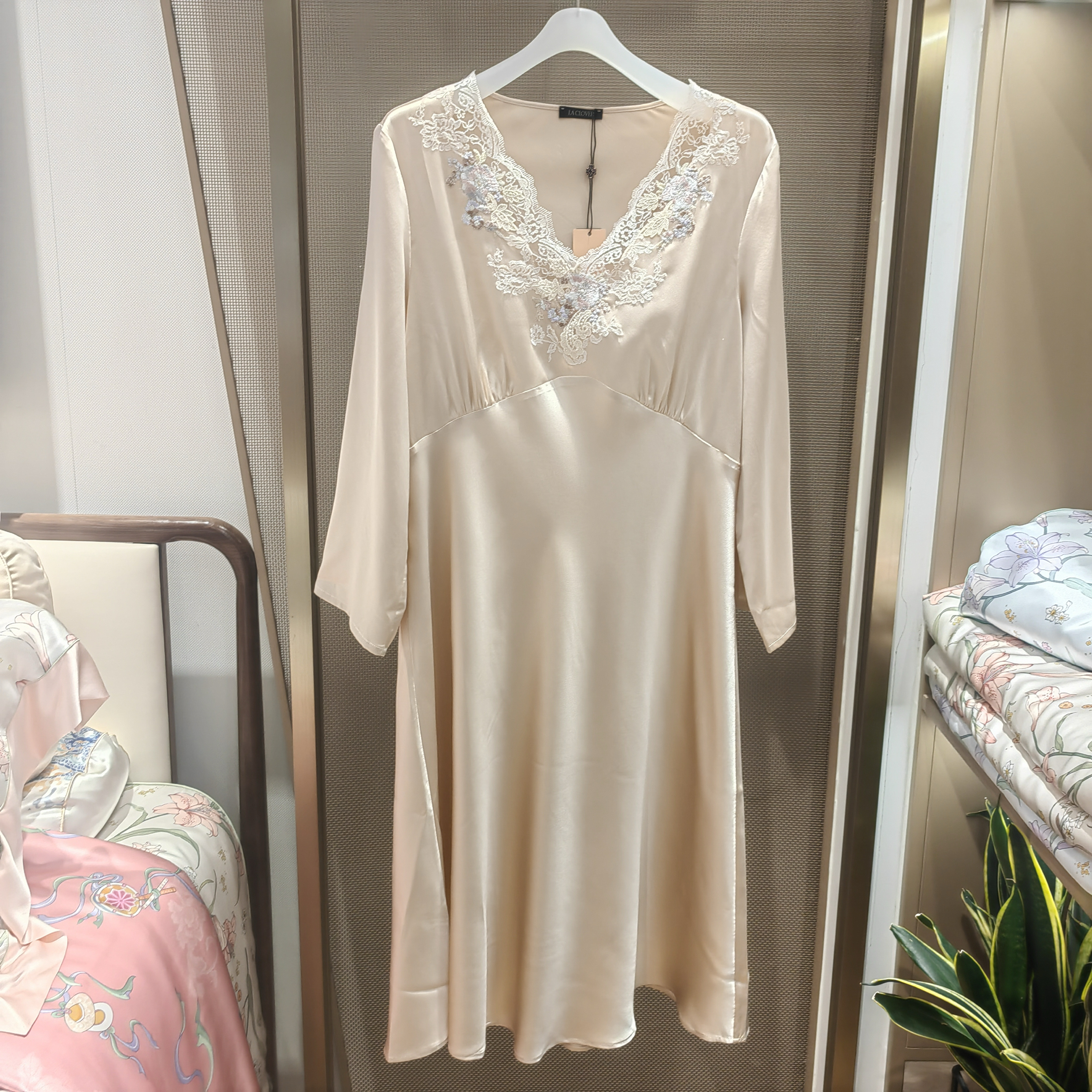 LACLOVER兰卡文LC44YE1真丝贴花睡衣女式家居裙睡裙6900桑蚕丝