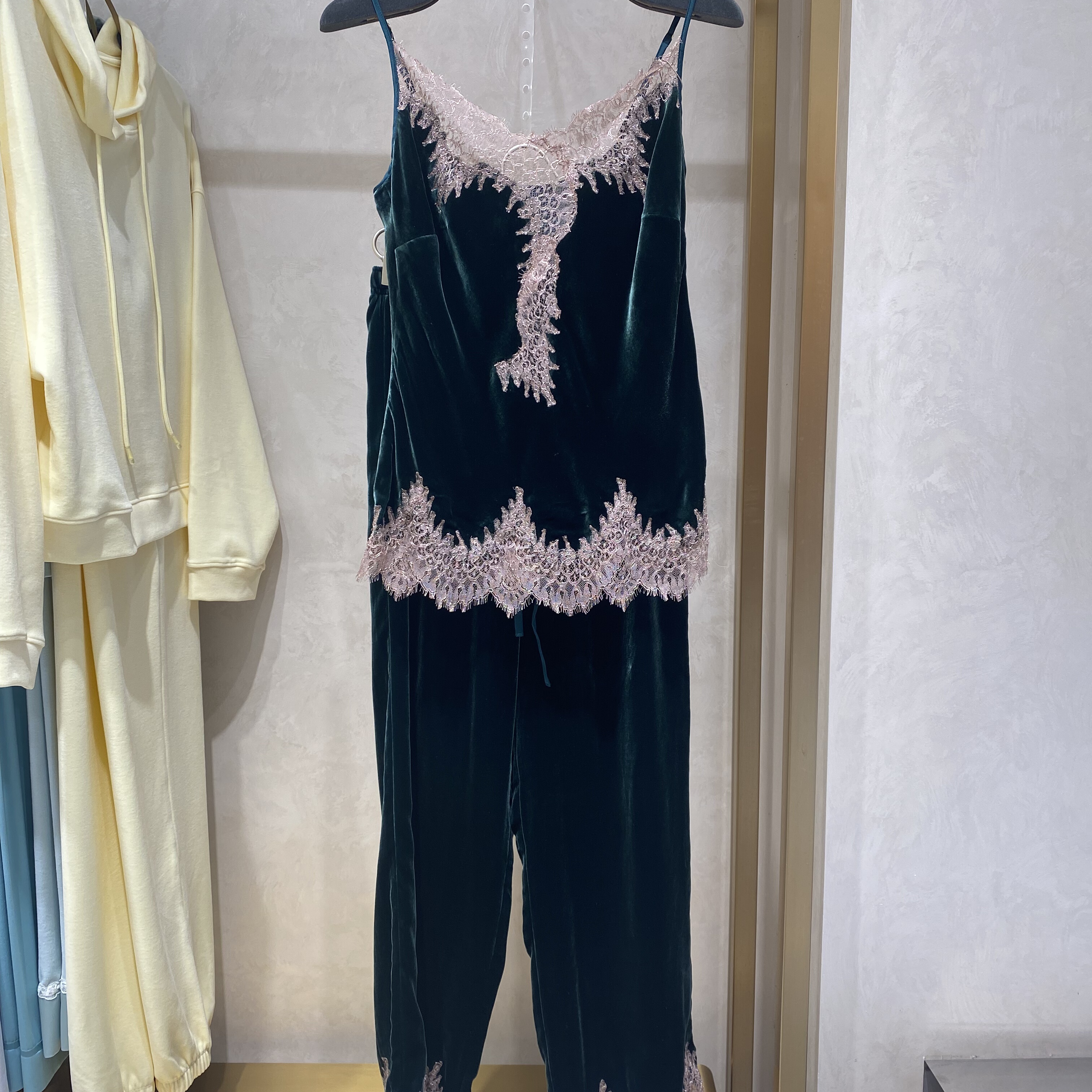 LC43TW1高端LA CLOVER兰卡文吊衣长裤分身套装蚕丝+丝绒9900