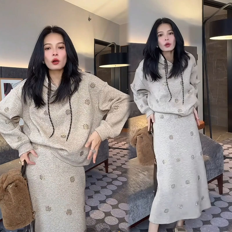 时尚套装女2025冬季新款气质减龄烫钻连帽卫衣半裙显瘦休闲两件套,女装/女士精品,时尚套装,淘宝优惠券,粉丝福利购,淘宝优惠卷