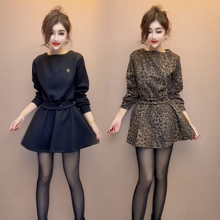 豹纹连衣裙女25秋冬新款 荷叶边胸针打底裙 气质女人味收腰显瘦短款