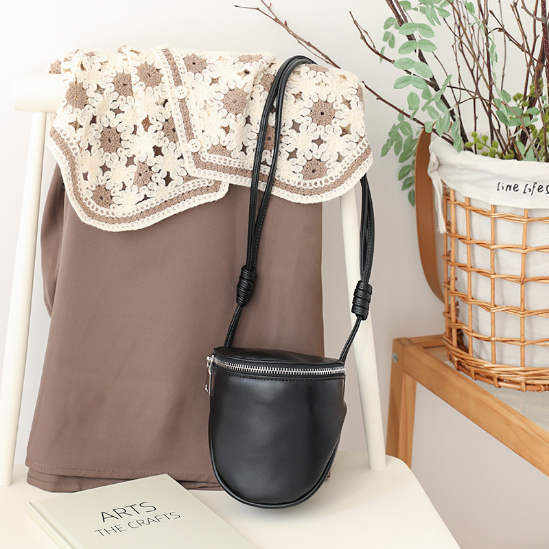 小众设计百搭斜挎小包女时尚口红耳机包韩版搭配复古软皮迷你包潮