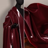 丝滑鲨鱼皮质感柔软皮料 珠光亮面酒红色镜面皮革布料 厚款 无弹力