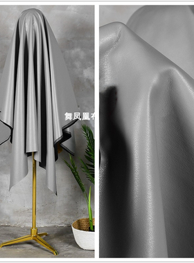 经典灰色人造皮革 哑光软皮料防水防风设计师面料 皮衣软装布料