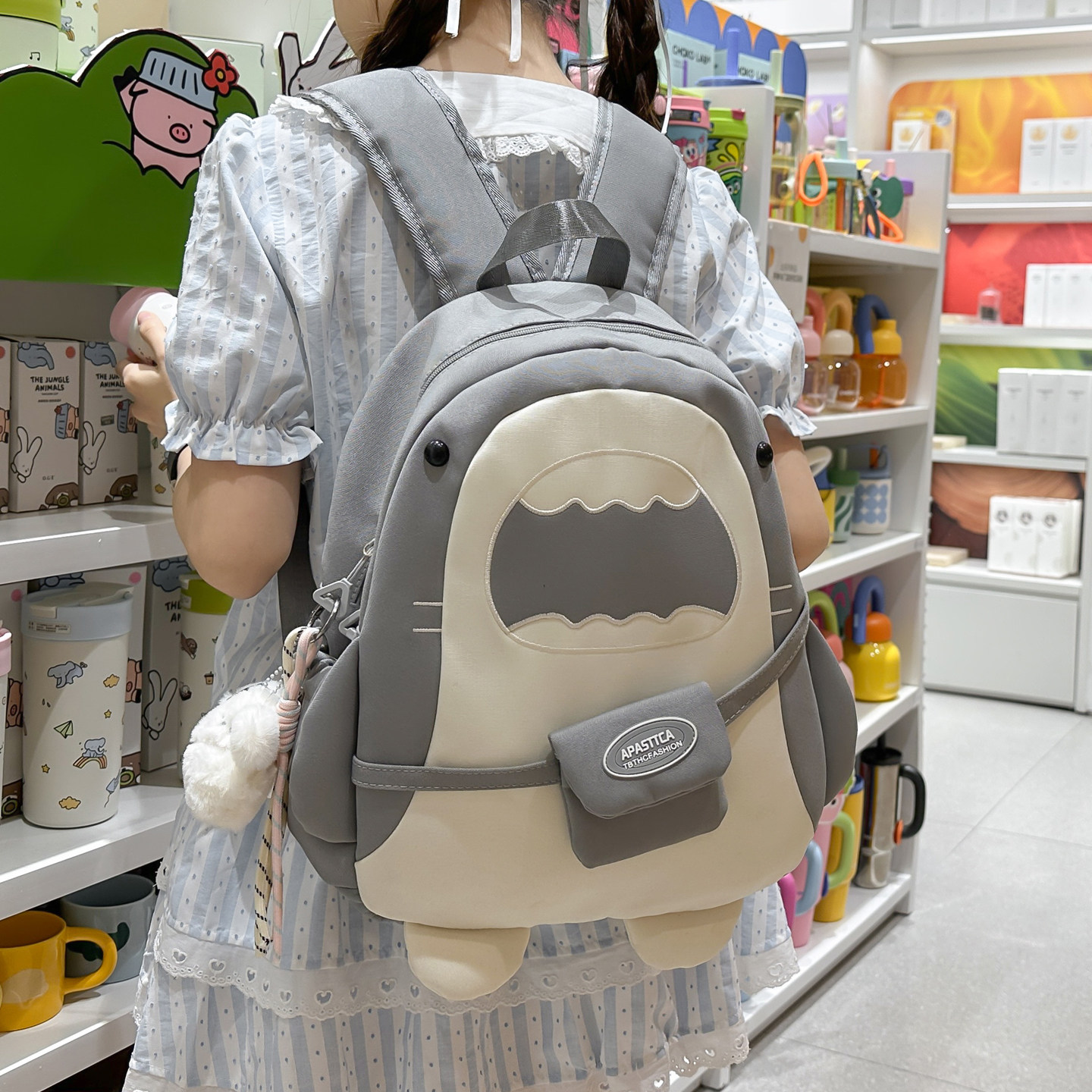 高颜值复古卡通双肩包女生可爱鲨鱼小学生中学生书包旅游户外背包