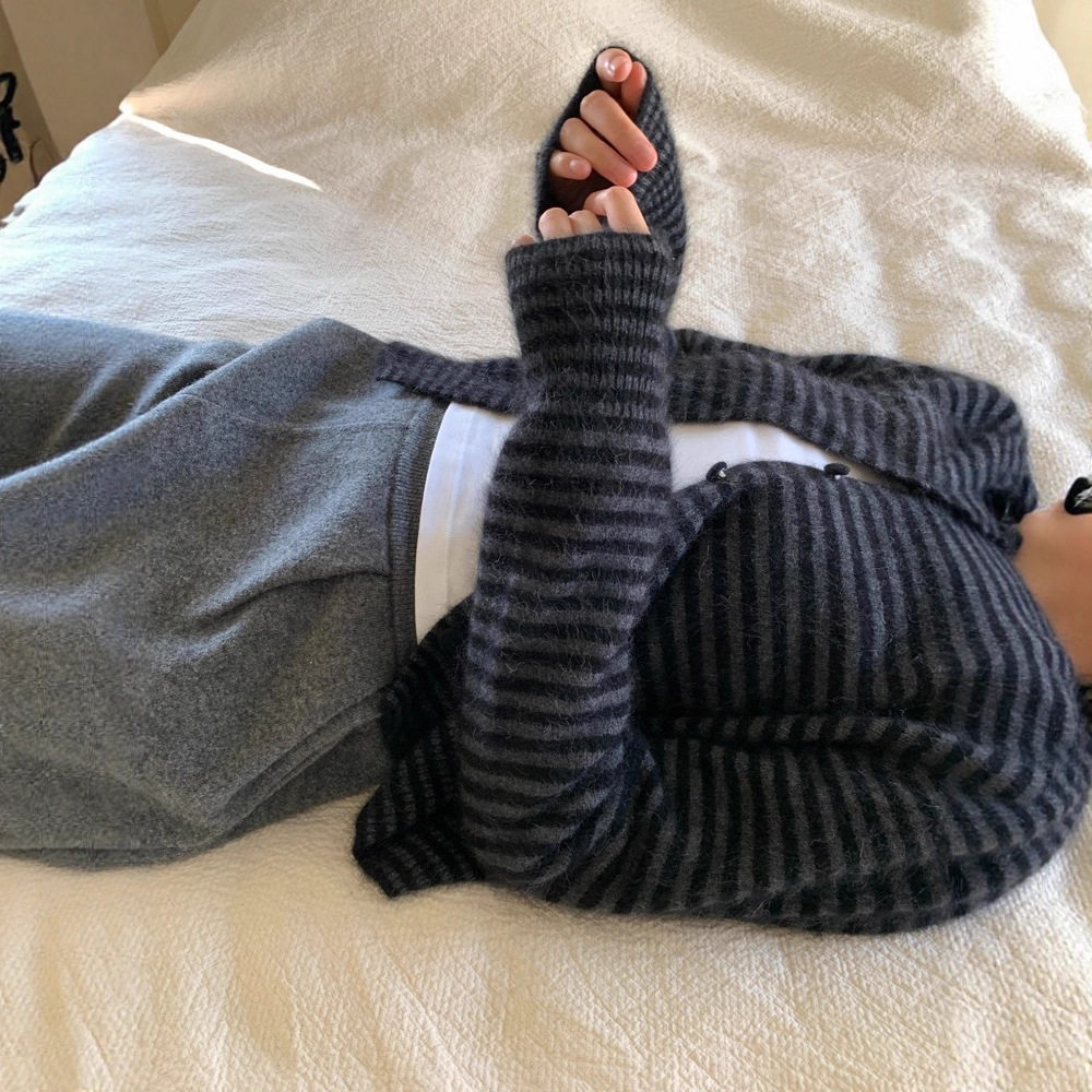 高级感黑灰拼色毛衣女秋冬季新款韩系小个子短款针织开衫百搭外套