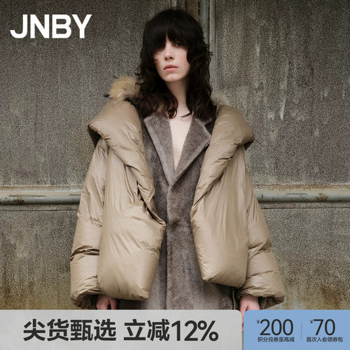 JNBY/江南布衣冬季羽绒服中长款连帽毛领宽松休闲亮面通勤外套女