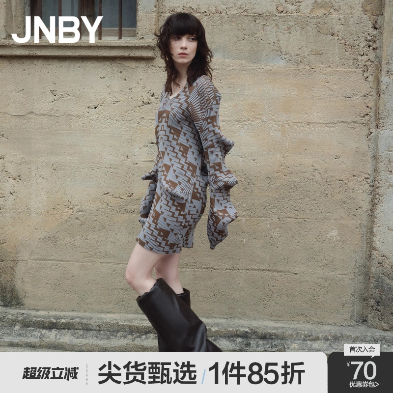 【妙脆角】JNBY/江南布衣春秋季V领针织连衣裙立体造型修身复古