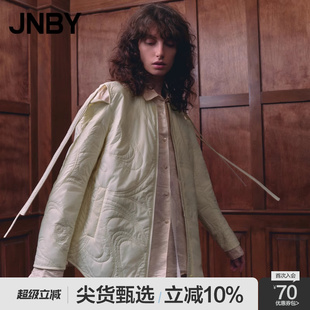 江南布衣折扣秋冬棉衣寬松水波紋衍縫時(shí)髦紋理圓領(lǐng)中長款 JNBY 女