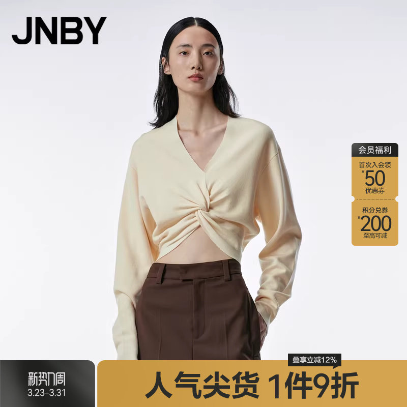 JNBY/江南布衣秋针织衫女短款长袖套头毛衣V领扭结简约纯色上衣