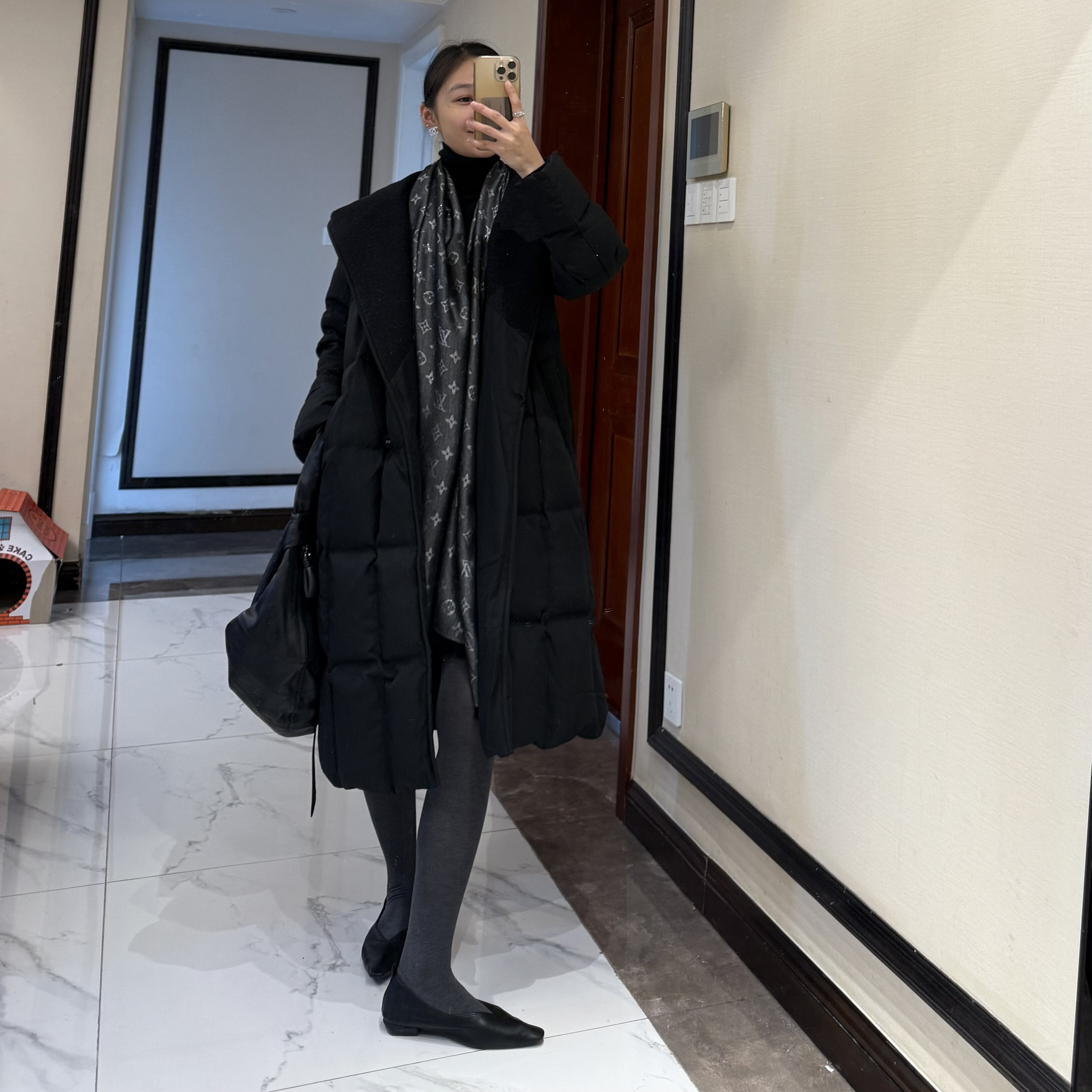 the R  长款翻领拼羊毛90 白鹅绒 巨软腰带长款 羽绒服