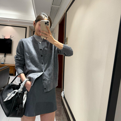 刺绣羊毛简约圆领开衫