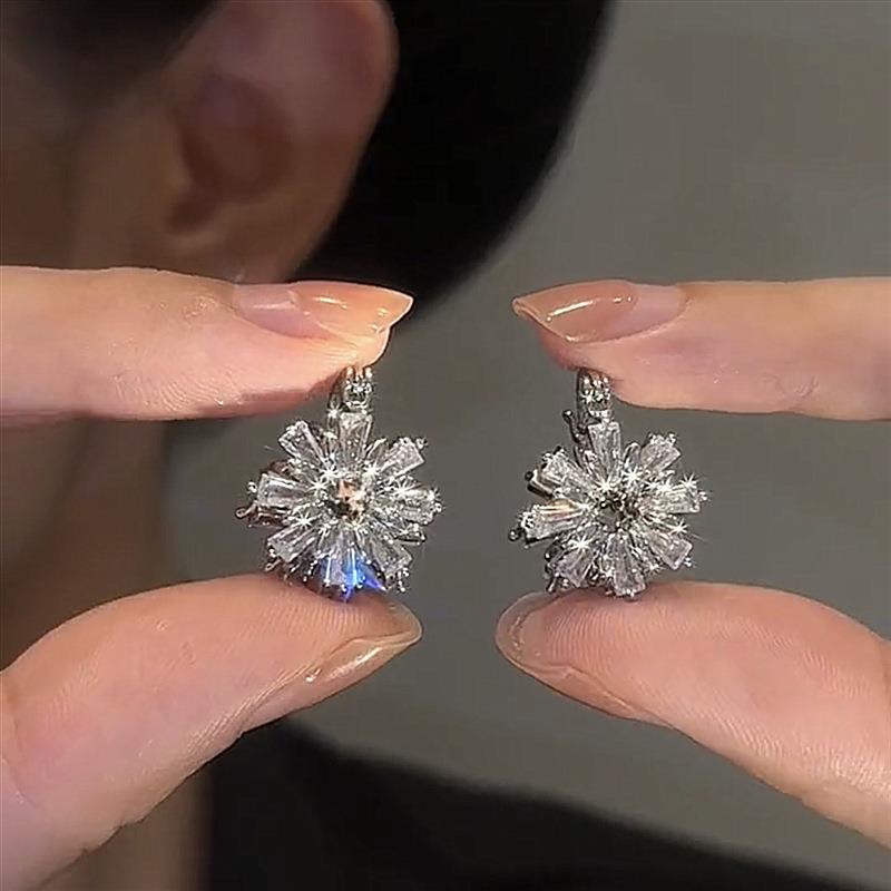 高级感精致锆石雪花耳扣女秋冬轻奢小众设计气质耳饰2025年新款潮