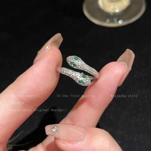 金色锆石双头蛇戒指女2025新款本命年开口食指戒小众设计独特指环 - 封面