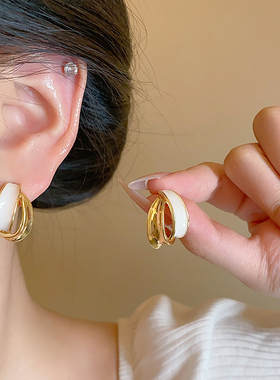 小众设计耳钉白色弧形质感气质高级感女气耳环通勤百搭简约耳饰品