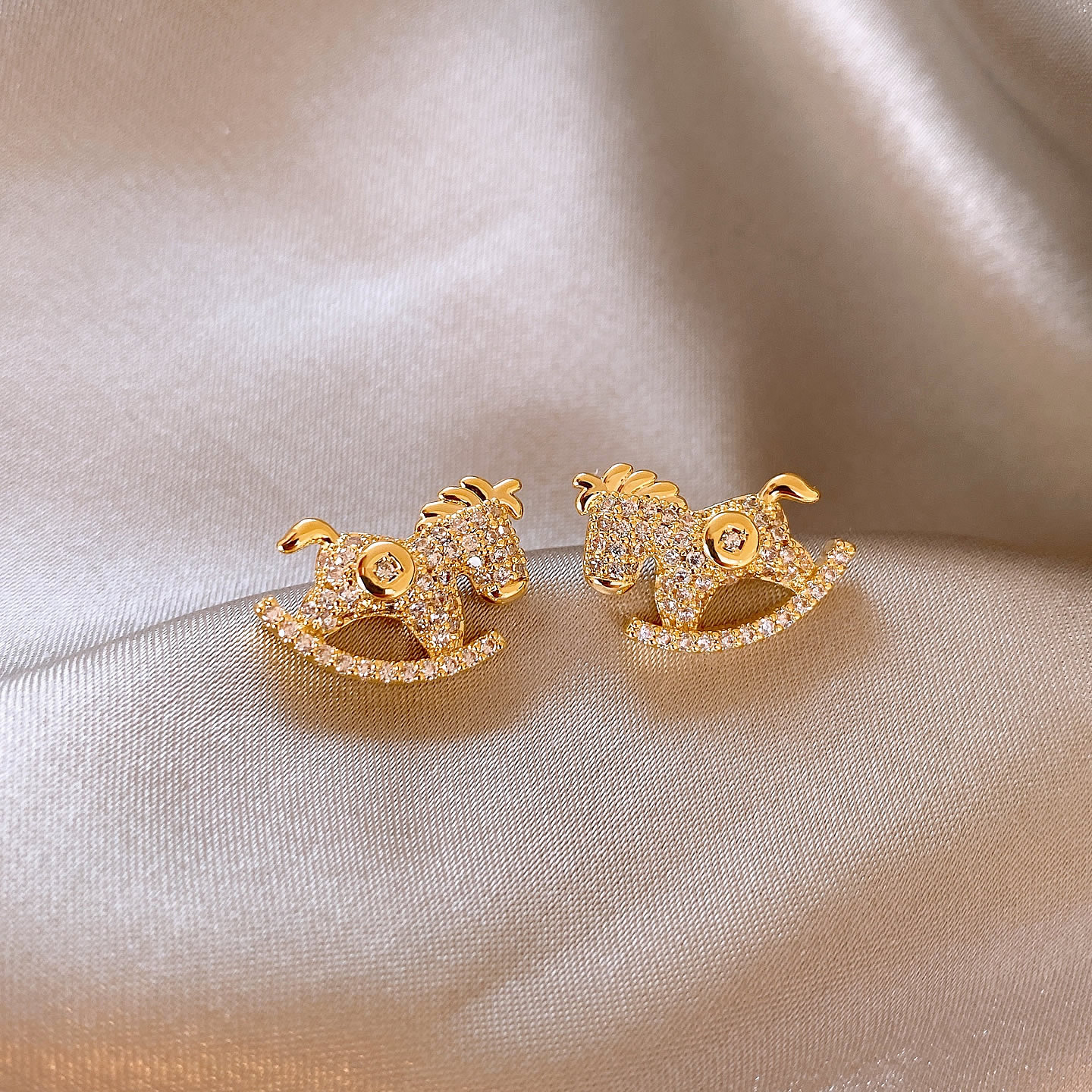 金色木马钱币微镶耳钉女2025新款爆款高级感耳饰精致独特漂亮耳环