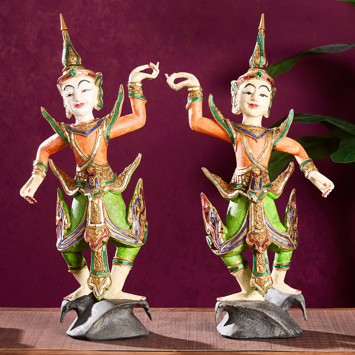 泰国传统人物侍女装饰佛像摆件