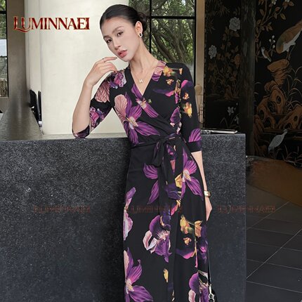 【LUMINNAEI 】紫兰花卉一片式裹身裙轻奢高级印花感显瘦连衣裙女