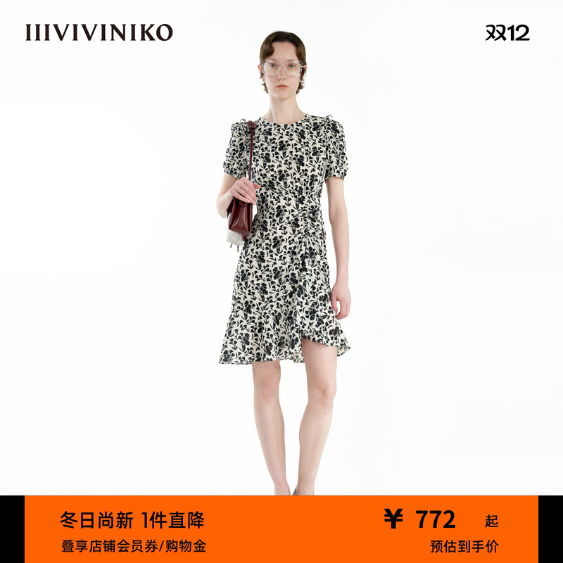抓褶碎花连衣裙IIIVIVINIKO