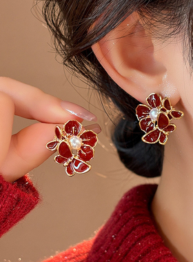 Doro朵兰の红色花瓣蝴蝶珍珠耳钉女2025年新款小众设计高级感耳环