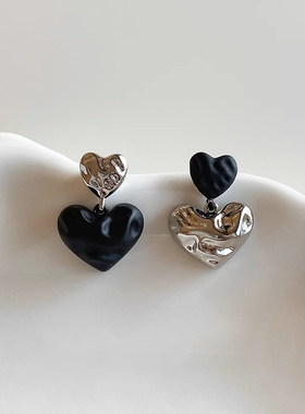 Doro朵兰の黑色爱心耳饰2025年新款轻奢高级感气质独特绝美耳钉女