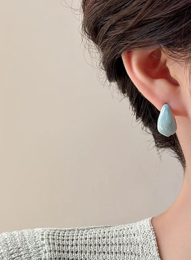 Doro朵兰の「简约时尚」珐琅滴釉蓝色耳环女夏天耳钉小众气质耳饰