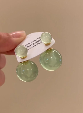Doro朵兰の「一款两戴」春天耳环草绿色圆球耳饰清冷感耳钉夏季女