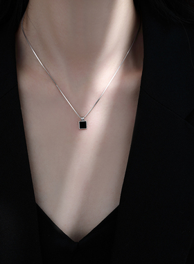 Doro朵兰の黑色方牌项链高级感轻奢小众锁骨链女2025新款简约颈链