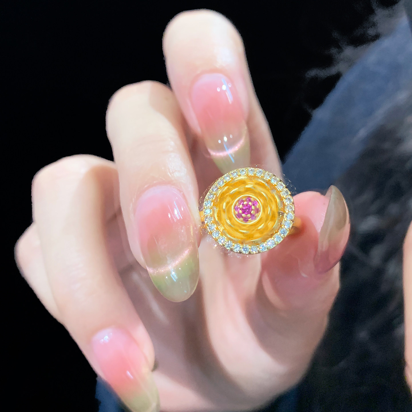 新中式镀黄金色莲花食指戒女款轻奢时尚点钻可转动开口指环首饰