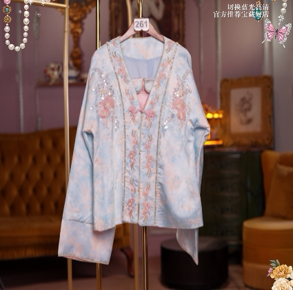 0923直播261彩蛋新风潮秋上冰透蓝新中式刺绣外套吊带2件套80-120
