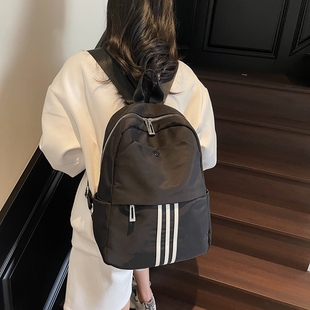 通勤百搭小众女士轻便休闲旅行双肩包学生上课书包 背包女2025新款